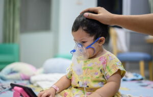 Child with oxigen mask